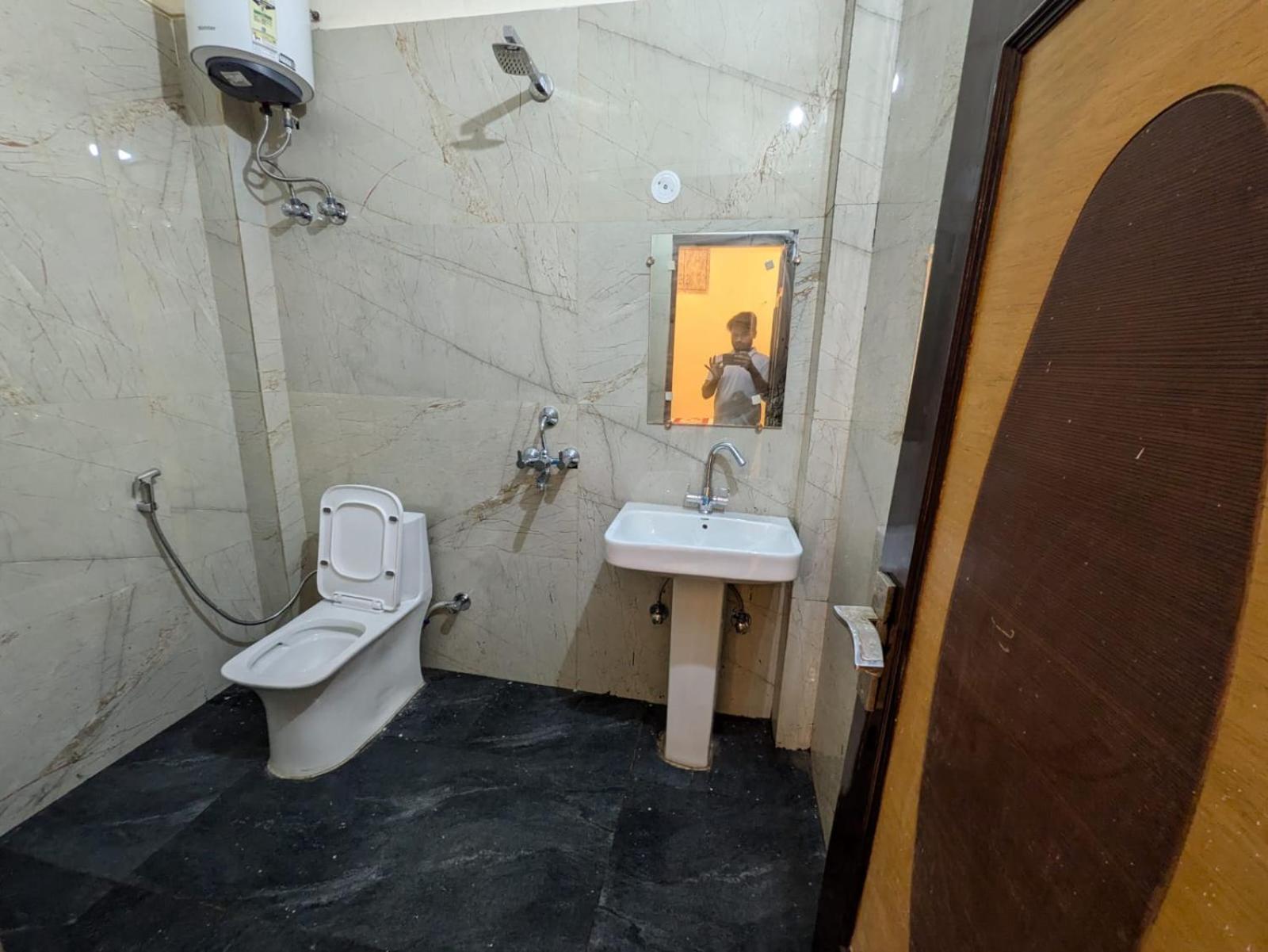 Hotel Vegas Corporate Suites Noida Bagian luar foto
